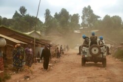 FILE - Wanajeshi wa kulinda amani wa Umoja wa Mataifa (MONUSCO) wakifanya doria DRC Machi 13, 2020.