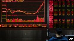 一名投資者在北京一家證券公司查看股票價格（2020年1月16日）。