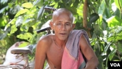 លោក អ៊ុត ចក់ អាយុ​៥៨ឆ្នាំ​ ជា​ប្រជាពលរដ្ឋ​រស់​នៅ​ក្នុង​សង្កាត់​ជ្រាវ ក្រុងសៀមរាប ដែល​កំពុង​ប្រើប្រាស់ភ្លើង​ឯកជន។ (ស៊ុន ណារិន/VOA)