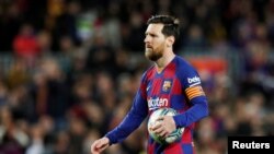 Messi s'avance pour tirer un penalty lors du match entre le FC Barcelone et la Real Sociedad, Espagne, le 7 mars 2020.