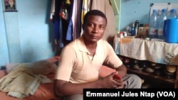 Mayele Cyriaque, étudiant boursier HCR au Cameroun, dans sa modeste chambre à Yaoundé.