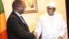 Remise de l'avant projet de loi portant révision à la Constitution du 25 février 1992 à IBK, le 2 avril 2019. (VOA/Kassim Traoré)
