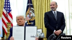 Rais Donald Trump baada ya kusaini amri ya kiutendaji kuhusu ongezeko la ushuru, Februari 13, 2025. Picha ya Reuters