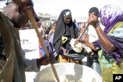 Distribution de l'aide alimentaire d'urgence à des déplacé de Mogadiscio