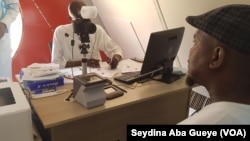 Un usager rempli les formalités d'enrôlement à Dakar, au Sénégal, le 14 septembre 2018. (VOA/Seydina Aba Gueye)