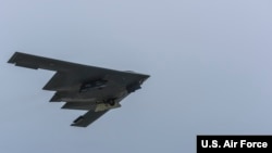 美國一架可攜帶核武器的B-2戰略轟炸機2016年8月16日在亞太地區執行任務) （美國空軍照片）