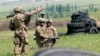 Новий пакет, за повідомленнями, включатиме АТ4. Фото для ілюстрації: військові США готуються робити постріл з АТ4 під час навчань 2016 року