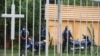 Oficiales de la Policía Nacional vigilan afuera de una iglesia católica donde se refugia Rolando Álvarez, obispo de la Diócesis de Matagalpa, alegando haber sido atacado por la policía, en Managua, Nicaragua, 20 de mayo de 2022 REUTERS/Maynor Valenzuela

