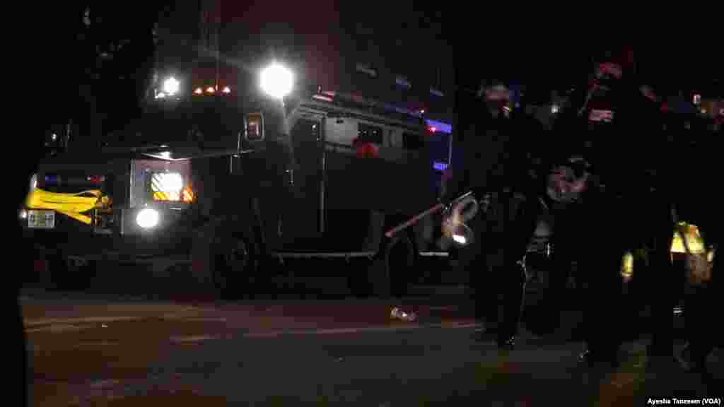 La police anti-émeute en véhicules blindés se approchent de la zone Ferguson City Hall où les manifestants étaient rassemblés, à Ferguson, Missouri, le 25 novembre 2014.