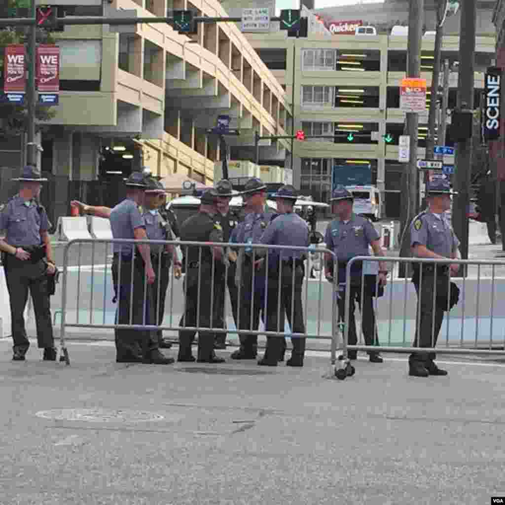 La police est présente autour de l'arène Quicken Loans pour la Convention républicaine 2016, à Cleveland, Ohio, le 18 juillet 2016.