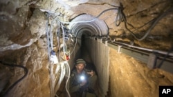 Un officier de l'armée israélienne montre aux journalistes un tunnel prétendument utilisé par des militants palestiniens pour des attaques transfrontalières de Gaza vers Israël, 25 juillet 2014.
