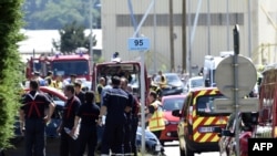 La police et les pompiers français se rassemblent à l'entrée de la société américain Air Products à Saint-Quentin-Fallavier, près de Lyon, dans le centre est de la France, le 26 juin 2015.