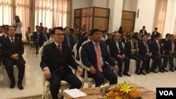 លោក​ សាយ សំអាល់​ រដ្ឋមន្ត្រី​ក្រសួង​បរិស្ថាន​កម្ពុជា​នៅ​ខាង​ស្តាំ​ដៃ​​ និង​លោក​ Zhao Yingmin អនុ​រដ្ឋមន្ត្រី​ក្រសួង​អេកូឡូស៊ី​ និង​បរិស្ថាន​ប្រទេស​ចិន​នៅ​ខាង​ឆ្វេង​ដៃ​ធ្វើ​ជា​អធិបតីភាព​ក្នុង​ពិធី​ចុះ​ហត្ថលេខា​លើ​ឯកសារ​អនុស្សារណៈ​យោគយល់​ចំនួន​បី​ ផ្តោត​លើ​កិច្ច​គាំពារ​បរិស្ថាន​ ការ​អភិរក្ស​អេកូឡូស៊ី​ និង​ការ​ផលិត​ទឹក​ស្អាត។ ពិធីនេះ​ធ្វើ​ឡើង​នៅ​ទីក្រុង​ភ្នំពេញ​ នៅ​ថ្ងៃទី៤​ ខែ​កក្កដា​ ឆ្នាំ​២០១៨។ (ហ៊ុល រស្មី/VOA) 