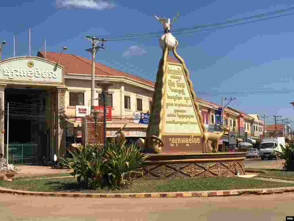 រង្វង់មូលនៅស្រុកអន្លង់វែង ដែលនៅចម្ងាយប្រមាណជាង៤គីឡូម៉ែត្រ ពីលំនៅដ្ឋានរបស់អ្នកស្រីអ៊ឹម ចែម។ (ហ៊ុល រស្មី/VOA) 