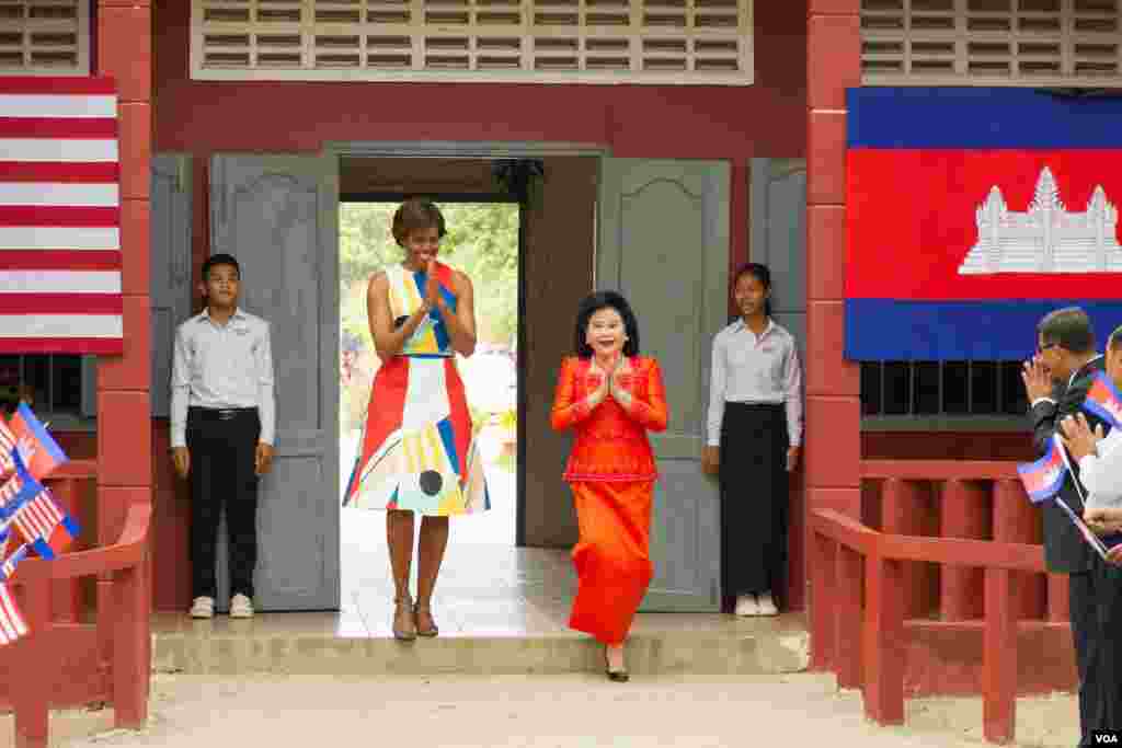 លោកស្រី Michelle Obama និងលោកស្រីប៊ុន រ៉ានី បានទៅដល់វិទ្យាល័យហ៊ុន សែន ប្រាសាទបាគង ដែលមានចម្ងាយប្រមាណជា៤០គីឡូម៉ែត្រពីក្រុងសៀមរាបនៅថ្ងៃសៅរ៍ទី២១ ខែមីនា ឆ្នាំ២០១៥ ដើម្បីចាប់ផ្តើម «គម្រោងផ្តល់ឱកាសឲ្យក្មេងស្រីបានសិក្សា» 'Let Girls Learn'។