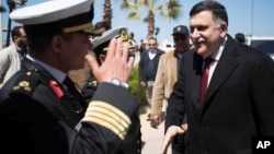 Fayez al-Sarraj, à droite, à son arrivée à Tripoli, en Libye, le 30 Mars 2016. (Media office of the Unity Government / GNA Media via AP)
