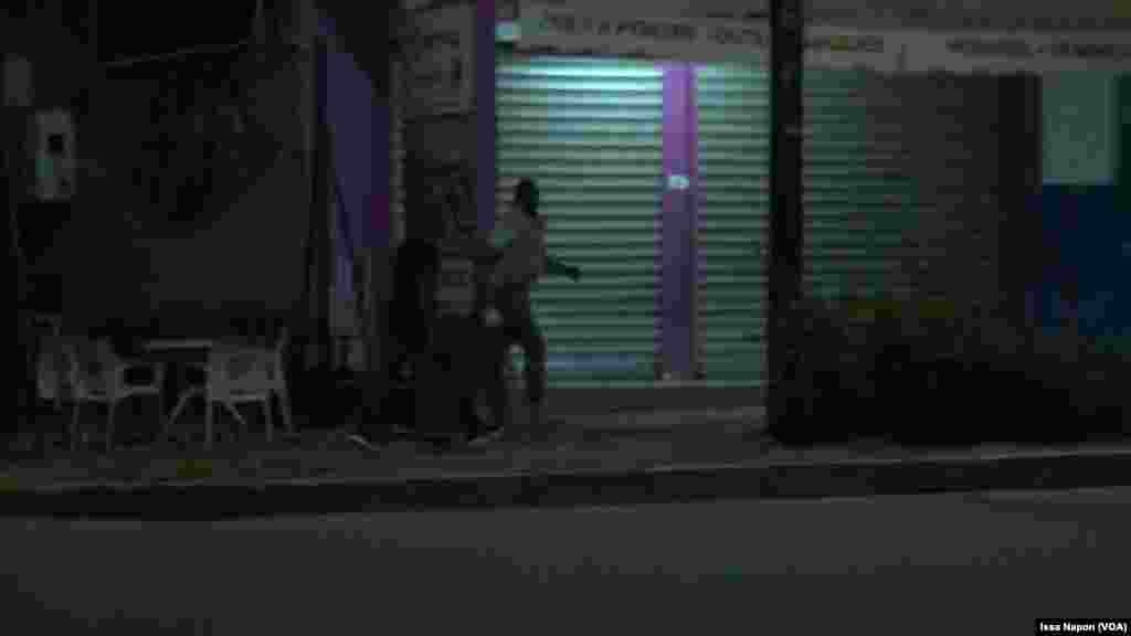 Ouagadougou sous tension dans la nuit de dimanche à lundi 14 août 2017 (VOA/Issa Napon)