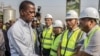 Le président zambien, Edgar Lungu, rencontre et accueille les travailleurs chinois de l’Aviation Industry Corporation of China (AVIC Intl) lors d’une promenade sur une route principale à Lusaka, en Zambie, le 15 septembre 2018.