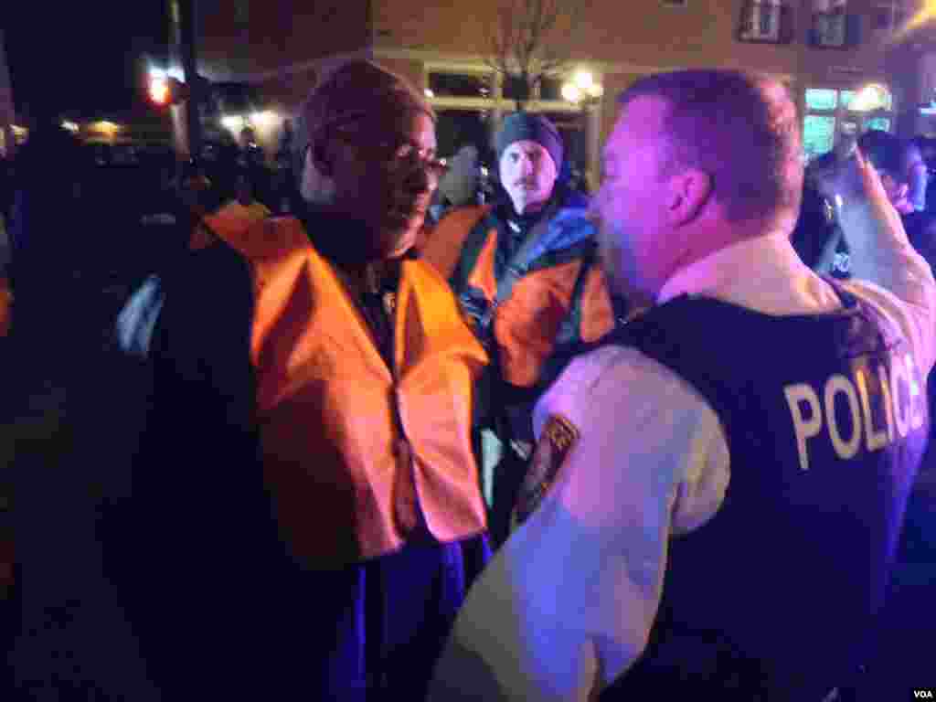 Agitation dans les rues de Ferguson après qu'un grand jury a décidé de ne pas inculper l'agent de police Darren Wilson dans la mort de Michael Brown, Ferguson, Missouri, le 24 novembre 2014. (Kane Farabuagh / VOA)