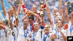 7月5日，美國女子足球隊以5：2的比分擊敗日本隊，成為是世界上首個三次加冕世界杯冠軍的隊伍。