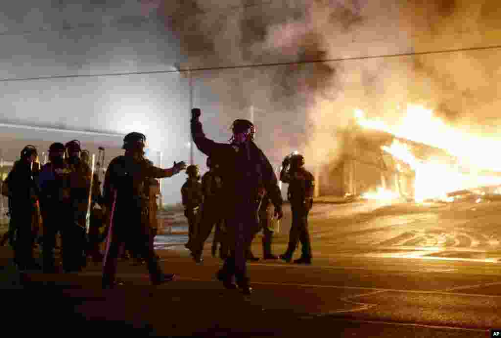 La police garde la zone où plusieurs bâtiments ont été incendiés après l'annonce de la grande décision du jury, à Ferguson, Missouri, le 24 novembre 2014.