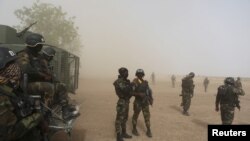 Soldats camerounais de la Brigade d'intervention rapide, Kolofata, Cameroun, le 16 mars 2016. (REUTERS/Joe Penney ) 