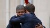 O Presidente angolano, João Lourenço e o Presidente francês Emmanuel Macron abraçam-se depois de um encontro no Palácio do Eliseu em Paris. 28 de Mao 2018