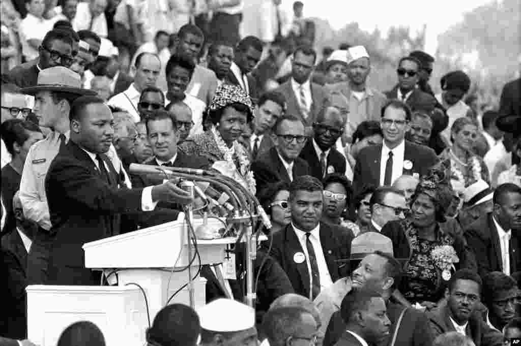 លោក Martin Luther King, Jr. ថ្លែងសុន្ទរកថាដែលមានចំណងជើងថា «ខ្ញុំមានសុបិន្តមួយ» នៅពីមុខកន្លែងរំលឹកវិញ្ញាណក្ខន្ធ Lincoln Memorial ក្នុងរដ្ឋធានីវ៉ាស៊ីនតោន កាលពីថ្ងៃទី២៨ ខែសីហា ឆ្នាំ១៩៦៣។