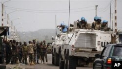 Des soldats de l'ONUCI discutant avec les forces pro-Ouattara à Abidjan