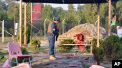 Wani jami'in dan sanda yana gudanar da bincike a wurinda aka kai hari a filin wasan Kirket
