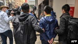 香港警察在中環地區逮捕泛民主派人士。 （2021年1月6日）