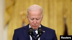 Le président américain Joe Biden observe un moment de silence pour les morts lors de sa conférence de presse sur l'Afghanistan, à la Maison Blanche, le 26 août 2021. 