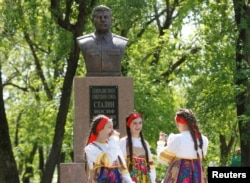 រូប​ឯកសារ៖ រូប​របស់​ Stalin ត្រូវ​បាន​គេ​ធ្វើ​ឡើង​នៅក្នុង​ភូមិ​មួយ​ក្នុង​ប្រទេស​រុស្ស៊ី។