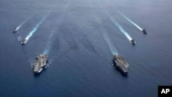 美國海軍的尼米茲號和里根號航空母艦組成的雙航母戰鬥群7月6日在南中國海航行。（美國海軍提供）