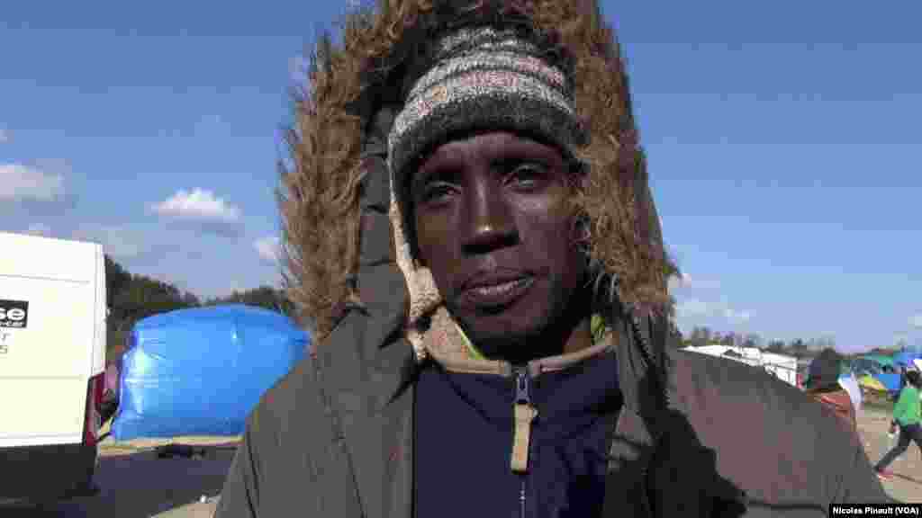 Badeldin Shogar, un migrant soudanais du Darfour, dans la "jungle" le nom du camp situé aux abords de Calais dans le nord de la France, 13 octobre 2015 (Nicolas Pinault/VOA).