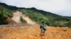 Un miembro rescatista busca sobrevivientes tras la destrucción causada por un deslizamiento de tierra masivo provocado por la lluvia en el pueblo de Queja, en Guatemala, el sábado 7 de noviembre de 2020, luego de la tormenta tropical ETA.