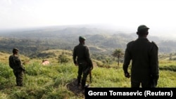 Des soldats se tiennent dans un camp de terrain des FARDC à Paida près de Beni, dans la province du Nord-Kivu en République démocratique du Congo, le 7 décembre 2018.