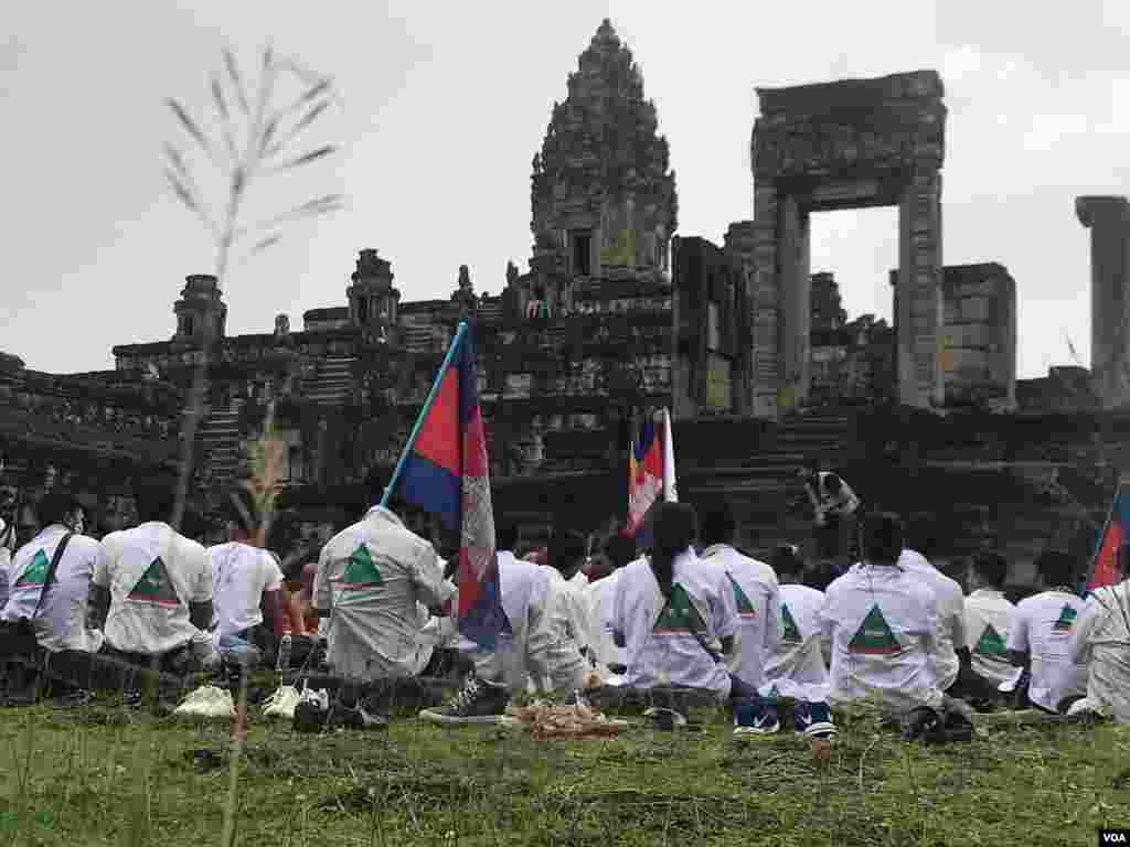 គណបក្សប្រជាធិបតេយ្យ មូលដ្ឋានបានជួបជុំគ្នាធ្វើពិធីបួងសួងបែបជំនឿសាសនានៅរសៀលថ្ងៃបិទបញ្ចប់ការឃោសនារកសំឡងឆ្នោត នៅក្នុងប្រាសាទបាគង ស្ថិតនៅក្នុងស្រុកបាគង ខេត្តសៀមរាប នៅថ្ងៃទី ២៧ ខែកក្កដា ឆ្នាំ២០១៨។ (ធីតា វីន/VOA)