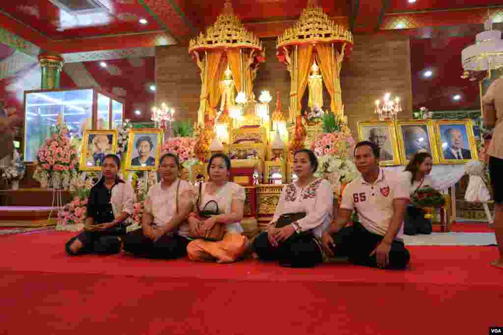 ពលរដ្ឋខ្មែរដែលភាគច្រើនជាពលករចំណាកស្រុកដែលកំពុងធ្វើការនៅប្រទេសថៃ នាំគ្នាប្រារព្ធពិធីបុណ្យភ្ជុំបិណ្ឌ នៅវត្តស៊ីសុដារ៉ាម ក្នុងទីក្រុងបាងកក នៅថ្ងៃទី២២ ខែកញ្ញា ឆ្នាំ២០១៩។ (កាន់ វិច្ឆិកា/VOA)