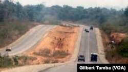 La route entre Abuja et Kaduna, au Nigeria, le 25 septembre 2020. (VOA/Gilbert Tamba)