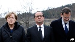 La canciller alemana Angela Merkel, el presidente francés François Hoolande, y el primer ministro españos Mariano Rajoy presentan sus respetos tras el accidente aéreo en los Alpes franceses.