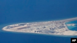 菲律賓空軍拍攝的中國在南中國海人造島礁渚碧礁上修建建議機場和房屋建築的照片 (2017年4月21日）