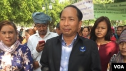 រូបឯកសារ៖ លោក​ អាត់​ ធន់​ ប្រធាន​សហភាព​ការងារ​កម្ពុជា​ ថ្លែង​ទៅ​កាន់​​អ្នក​កាសែត​អំពី​បរិយាកាស​ការងារ​នៅ​ក្នុង​ប្រទេស​​នៅ​ក្នុង​​ពិធី​​ជួបជុំ​ប្រារព្ធ​ទិវា​ពលកម្ម​អន្តរជាតិ​ថ្ងៃ​ទី​១​ ខែ​ឧសភា ឆ្នាំ​២០១៨​ នៅក្នុង​ទីក្រុង​ភ្នំពេញ​។ (ហ៊ុល​ រស្មី​/VOA) 