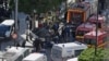Rassemblement de policiers et de pompiers sur le site d'un attentat suicide dans le centre de la capitale tunisienne, Tunis, le 29 octobre 2018.