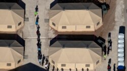 Fëmijët emigrantë përqark tendave në një objekt ndalimi në Tornillo, Teksas
