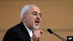 លោក Mohammad Javad Zarif រដ្ឋមន្ត្រី​ការបរទេស​អ៊ីរ៉ង់​ថ្លែង​ក្នុង​សន្និសីទ​សន្តិសុខ​មួយ​នៅ​ក្នុង​ក្រុង​តេហេរ៉ង់ កាលពី​ថ្ងៃទី៨ ខែមករា ឆ្នាំ២០១៨។