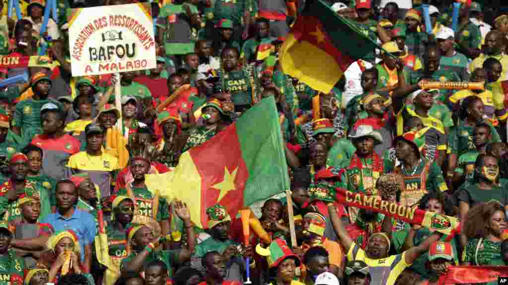 Des supporters camerounais chantent pour leur équipe lors de leur match de football de la Coupe d'Afrique des Nations Groupe D contre la Guinée à Malabo, en Guinée équatoriale, samedi 24 janvier 2015.