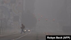 Un homme traverse une rue du centre-ville de Portland, dans l'Oregon, où la qualité de l'air due à la fumée des feux de forêt a été mesurée comme étant parmi les plus mauvaises au monde, le 14 septembre 2020. (Photo: Robyn Beck / AFP)