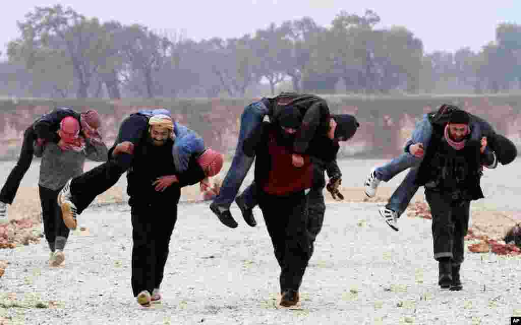 Members of the Free Syrian Army train outside Idlib, February 8, 2012. (AP)