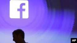 រូប​ឯកសារ៖ លោក Mark Zuckerberg ដើរ​នៅ​ទី​ស្នាក់ការ​ក្រុមហ៊ុន ហ្វេសប៊ុក​នៅ​រដ្ឋ​កាលីហ្វ័រញ៉ា​កាល​ពី​​ឆ្នាំ​២០១៣។